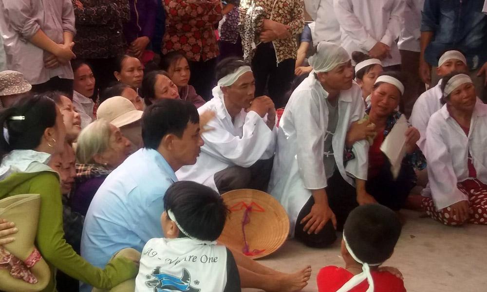 Mẹ trẻ ôm con nhảy cầu: Bà ngoại đau đớn thét lên trong đám tang-1