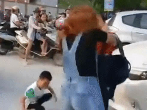 Phụ huynh đánh nhau vì con lấy trộm đồ chơi của bạn ở khu giải trí-1