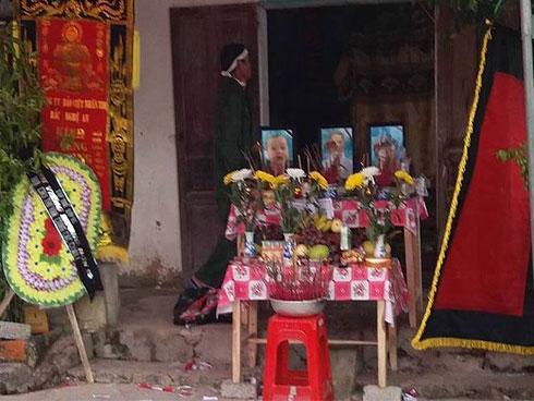 Mẹ trẻ ôm con nhảy cầu: Bà ngoại đau đớn thét lên trong đám tang