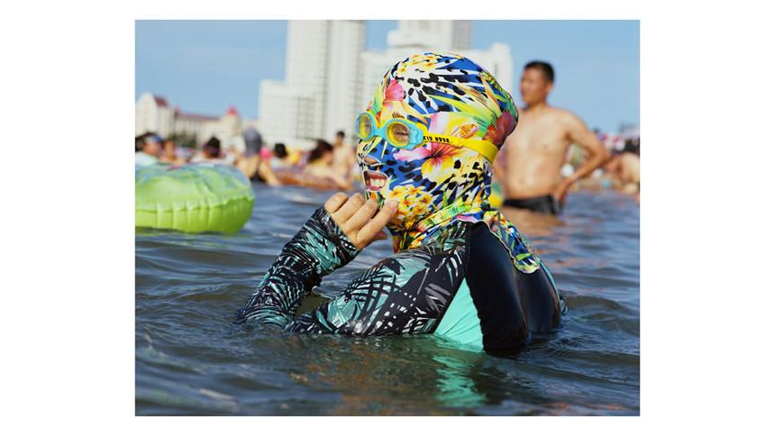 Áo tắm che kín mặt: Đặc sản ở bãi biển Trung Quốc-1