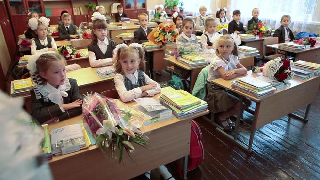 Thay vì mướt mồ hôi ngồi hàng giờ khai giảng dưới nắng, đây là cách học sinh các nước chào đón năm học mới-3