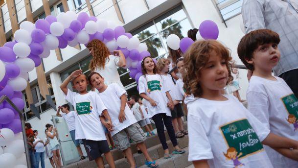 Thay vì mướt mồ hôi ngồi hàng giờ khai giảng dưới nắng, đây là cách học sinh các nước chào đón năm học mới-5