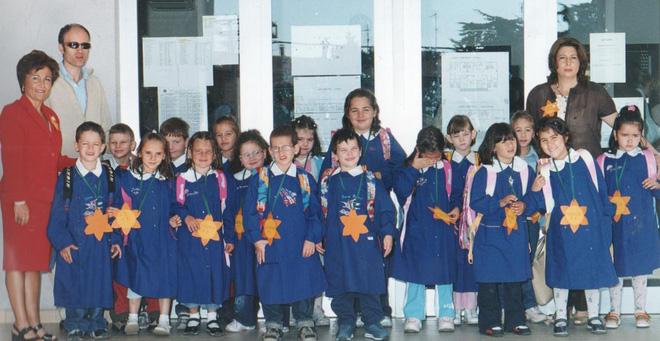 Thay vì mướt mồ hôi ngồi hàng giờ khai giảng dưới nắng, đây là cách học sinh các nước chào đón năm học mới-8