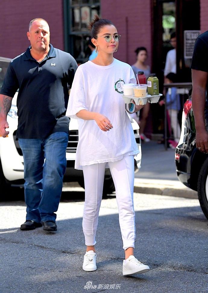 Chán sexy nổi loạn, Selena Gomez khoe street style giản dị đúng tuổi-1