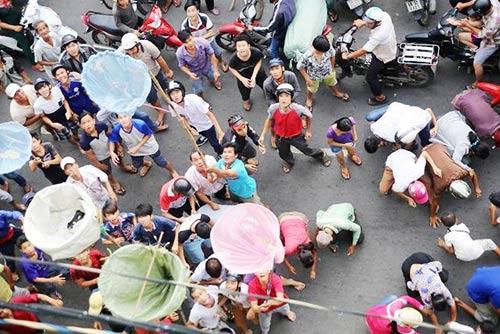 Video: người cầm chậu, kẻ cầm lồng gà xâu xé đồ cúng cô hồn nhanh như một cơn gió-1