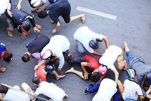 Video: người cầm chậu, kẻ cầm lồng gà xâu xé đồ cúng cô hồn nhanh như một cơn gió-2