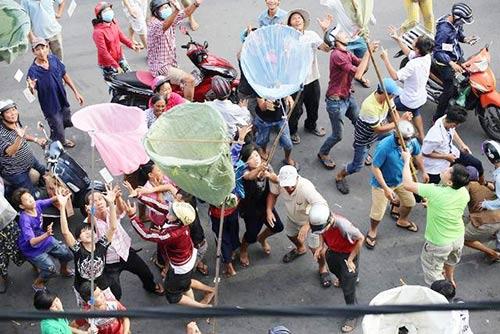 Video: người cầm chậu, kẻ cầm lồng gà xâu xé đồ cúng cô hồn nhanh như một cơn gió-3