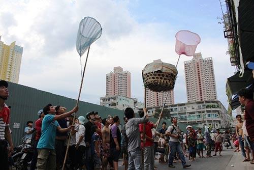 Video: người cầm chậu, kẻ cầm lồng gà xâu xé đồ cúng cô hồn nhanh như một cơn gió-4