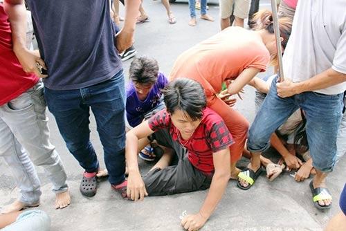 Video: người cầm chậu, kẻ cầm lồng gà xâu xé đồ cúng cô hồn nhanh như một cơn gió-6