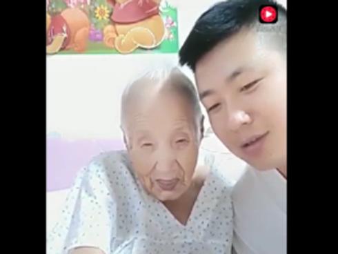 Clip: Cặp đôi bà cháu siêu 'bá đạo' đốn tim dân mạng