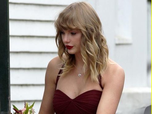 Leo 76 bậc lên No.1 Hot 100, Taylor Swift chính thức chấm dứt 16 tuần thống trị của Despacito-2