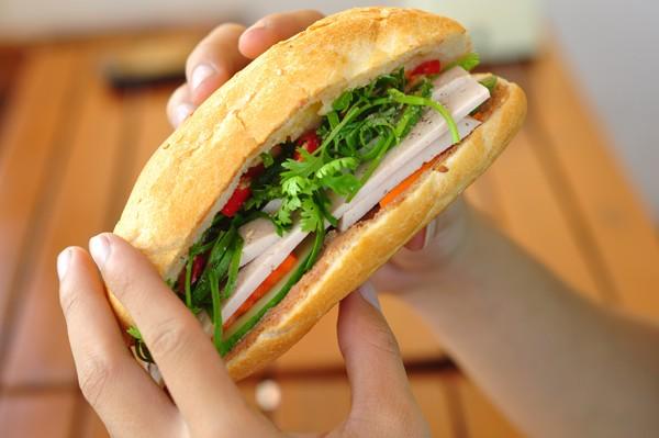 Không ngờ bánh mì thịt nướng 10 nghìn/ổ lại đẹp khó tin khi lên trang phục dân tộc-3