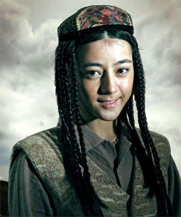 Địch Lệ Nhiệt Ba vẫn đẹp tựa nữ thần bất chấp tạo hình lấm lem bùn đất-1