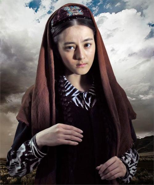 Địch Lệ Nhiệt Ba vẫn đẹp tựa nữ thần bất chấp tạo hình lấm lem bùn đất-2