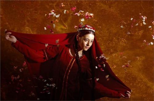 Địch Lệ Nhiệt Ba vẫn đẹp tựa nữ thần bất chấp tạo hình lấm lem bùn đất-3