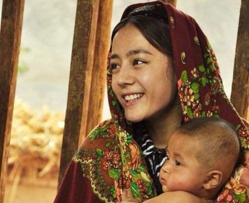 Địch Lệ Nhiệt Ba vẫn đẹp tựa nữ thần bất chấp tạo hình lấm lem bùn đất-4