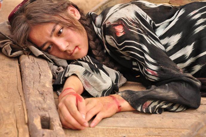 Địch Lệ Nhiệt Ba vẫn đẹp tựa nữ thần bất chấp tạo hình lấm lem bùn đất-6