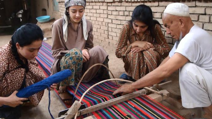 Địch Lệ Nhiệt Ba vẫn đẹp tựa nữ thần bất chấp tạo hình lấm lem bùn đất-8