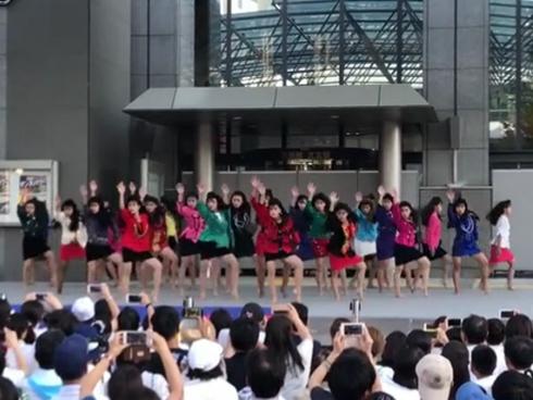 Sốt xình xịch với vũ điệu Gimme! Gimme! Gimme theo phong cách bà nội-2