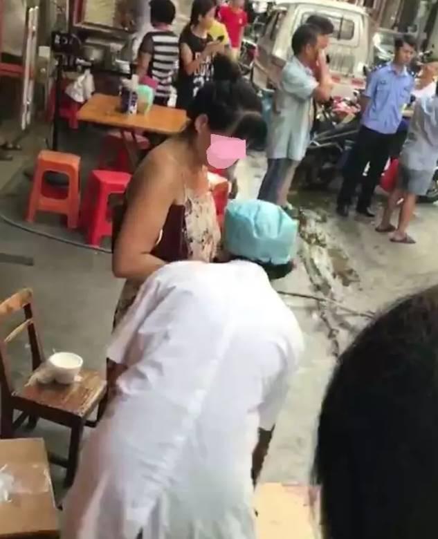 Thai phụ sinh con rơi ngay giữa chợ rồi điềm nhiên bế con và xách giỏ thức ăn về nhà-2