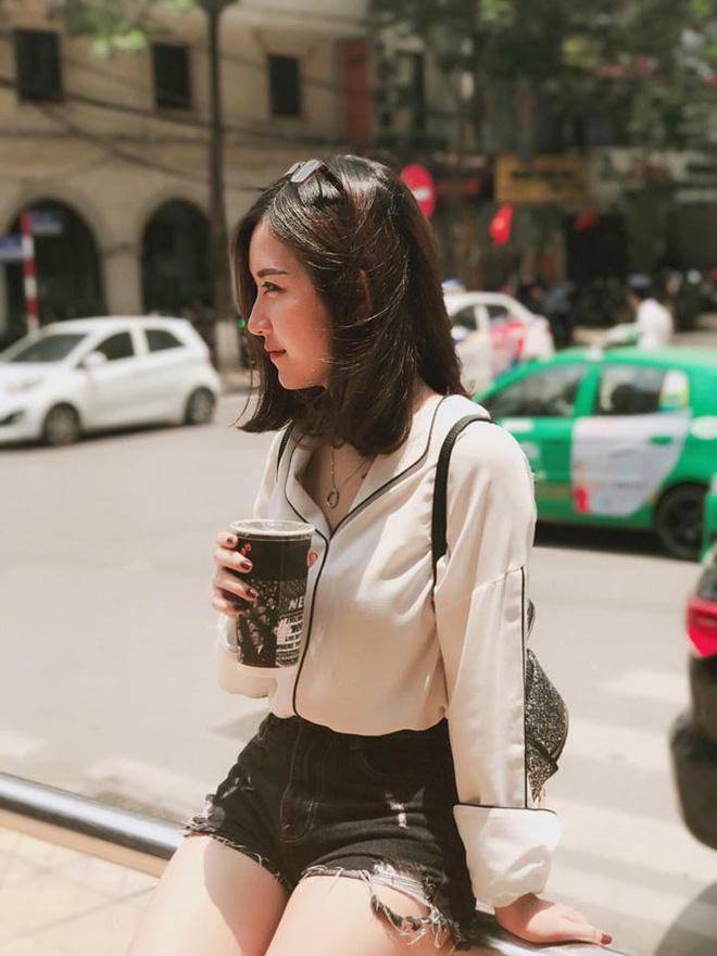 Chân dung cô giáo xinh đẹp hot nhất mạng xã hội trong lễ khai giảng-5