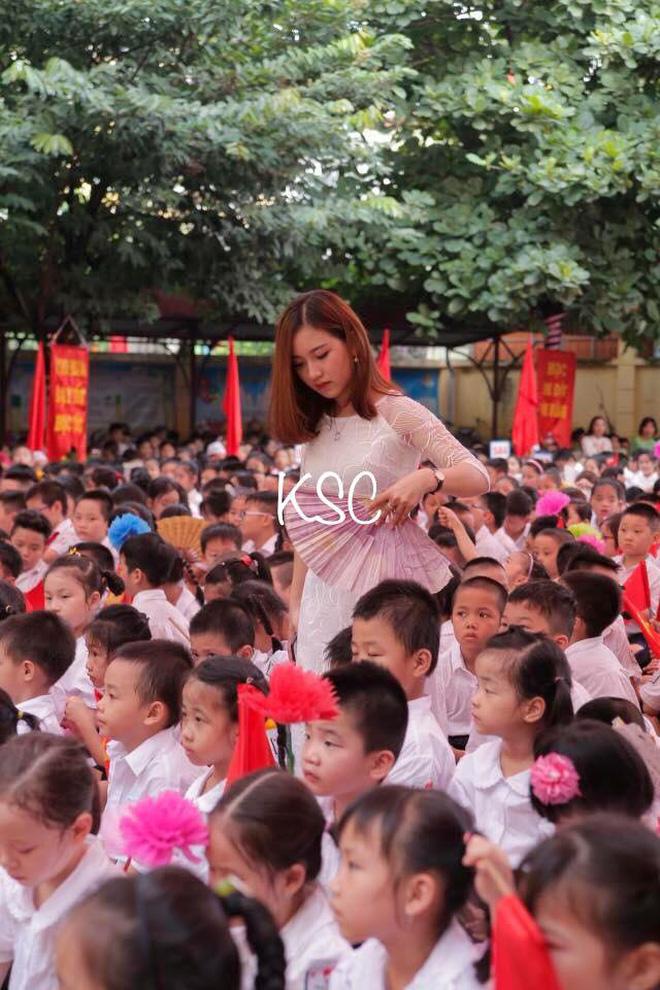 Chân dung cô giáo xinh đẹp hot nhất mạng xã hội trong lễ khai giảng-2