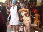 Thai phụ sinh con rơi ngay giữa chợ rồi điềm nhiên bế con và xách giỏ thức ăn về nhà