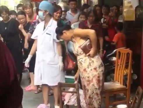 Thai phụ sinh con rơi ngay giữa chợ rồi điềm nhiên bế con và xách giỏ thức ăn về nhà