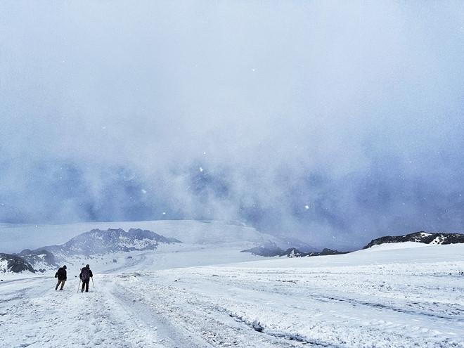 Chàng trai Việt phất cờ Tổ quốc trên nóc nhà châu Âu-3