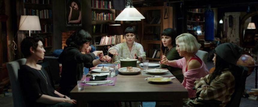 What Happened to Monday có nhiều phân cảnh xuất hiện cùng lúc cả 7 chị em khiến khán giả kinh ngạc không chỉ bởi kỹ xảo điện ảnh mà còn bởi tài năng diễn xuất của Noomi Rapace.