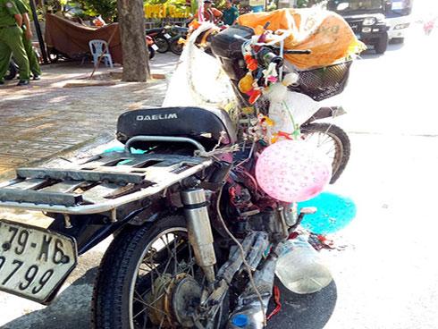 Nổ bình khí bơm bóng bay bán cho học sinh ngày khai giảng