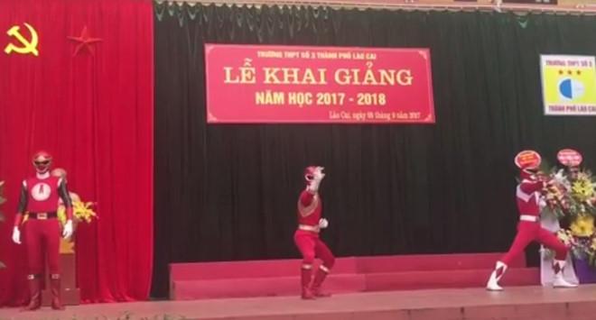 Học sinh thích thú khi siêu nhân xuất hiện trong lễ khai giảng-2
