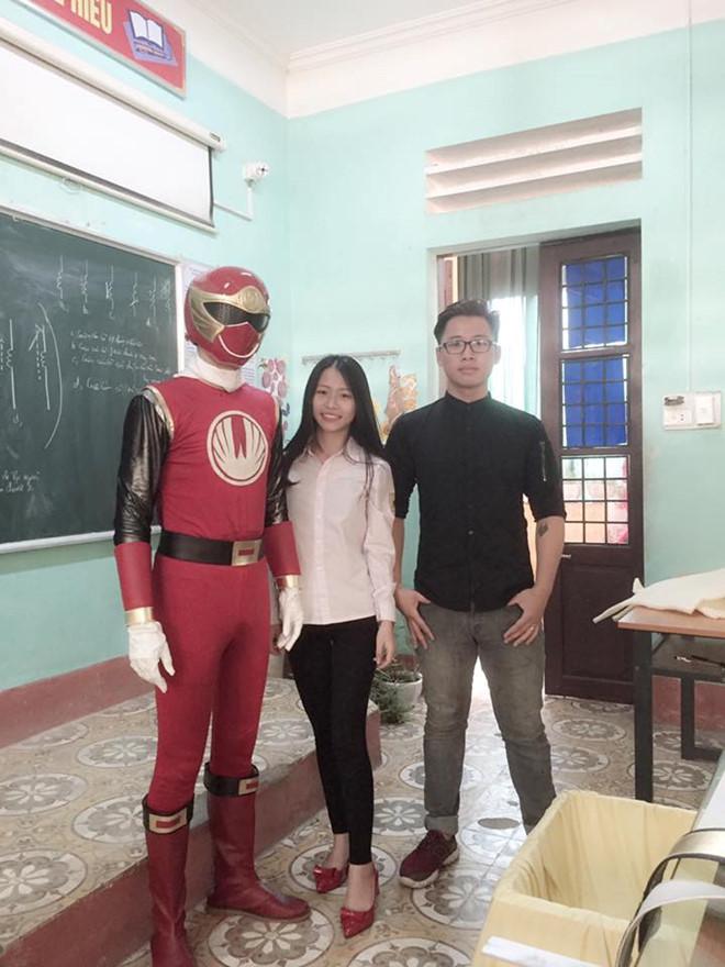 Học sinh thích thú khi siêu nhân xuất hiện trong lễ khai giảng-4