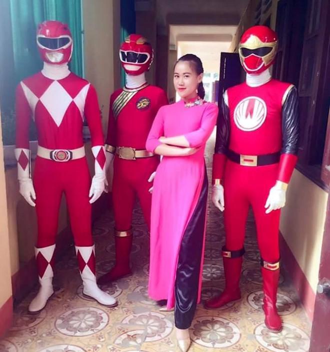 Học sinh thích thú khi siêu nhân xuất hiện trong lễ khai giảng-5