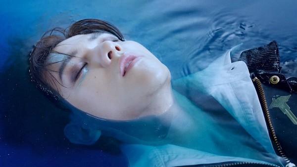 Lại là trùm cuối Baekhyun (EXO): Vài giây đằm mình dưới nước cũng đủ để fan bấn loạn-2
