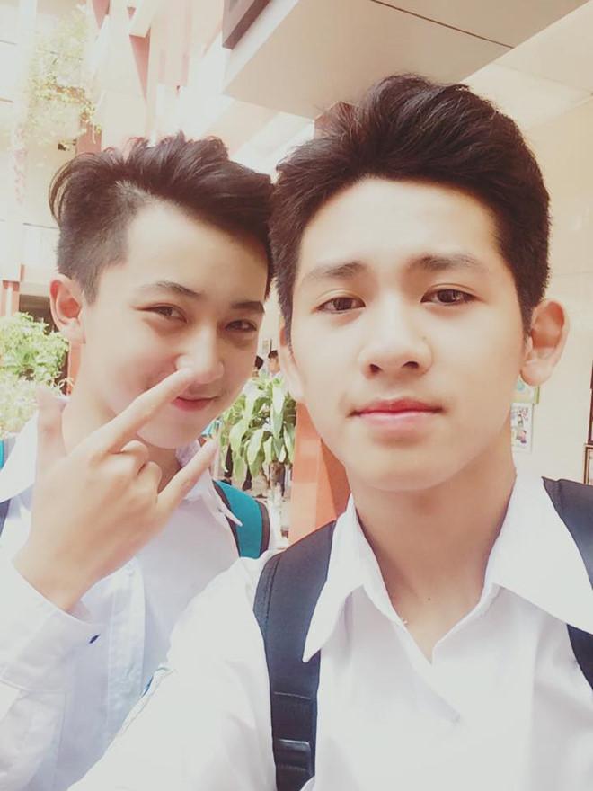 Hai nam sinh bất ngờ nổi tiếng vì quá điển trai trong ngày khai giảng-2