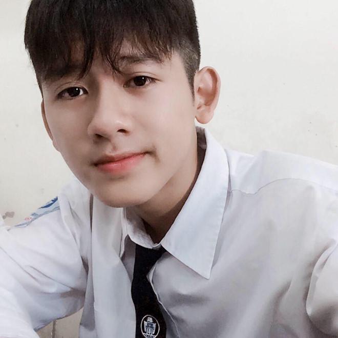 Hai nam sinh bất ngờ nổi tiếng vì quá điển trai trong ngày khai giảng-5