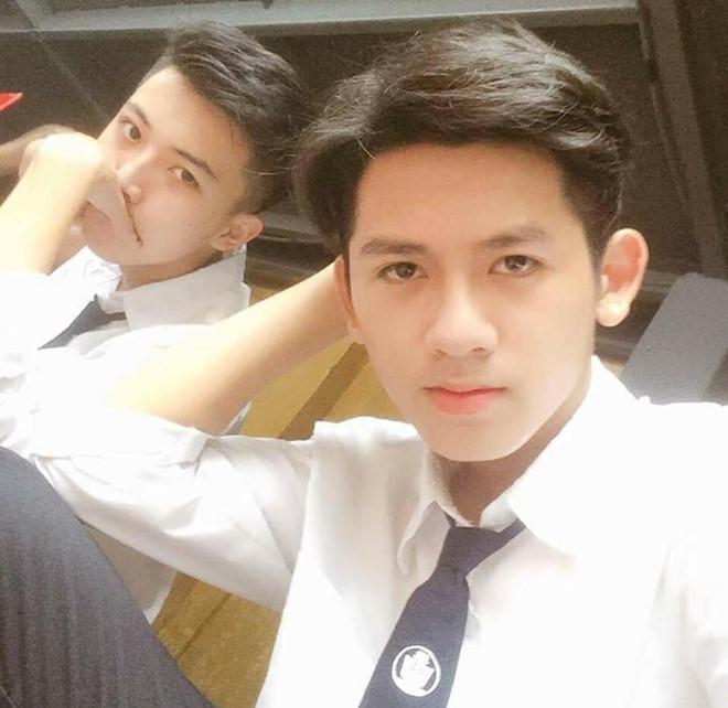 Hai nam sinh bất ngờ nổi tiếng vì quá điển trai trong ngày khai giảng-1