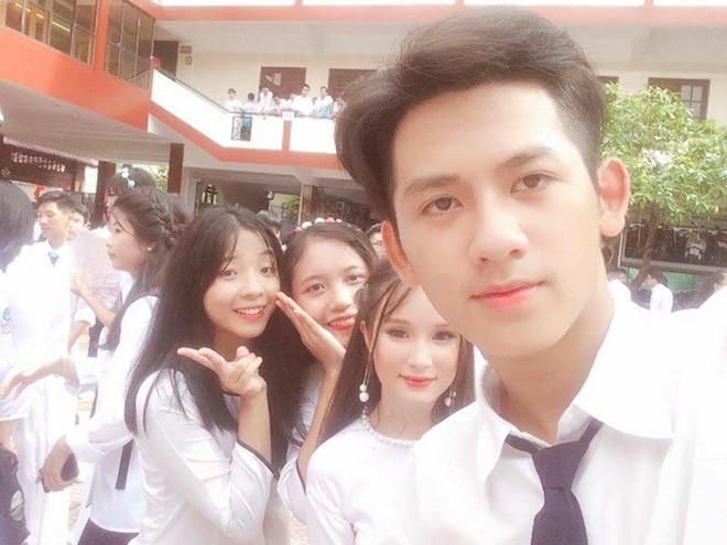 Hai nam sinh bất ngờ nổi tiếng vì quá điển trai trong ngày khai giảng-3