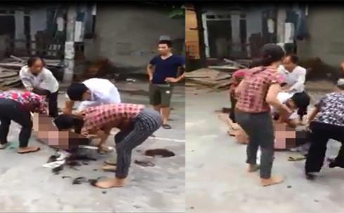Video bà lão rủ họ hàng đánh ghen hộ con dâu: lột đồ - cắt tóc cô gái trẻ giữa đường-1