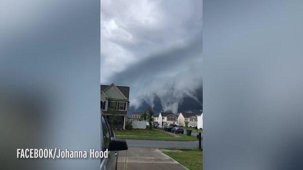 Lạnh người xem đám mây khổng lồ che phủ bầu trời như ngày tận thế-1