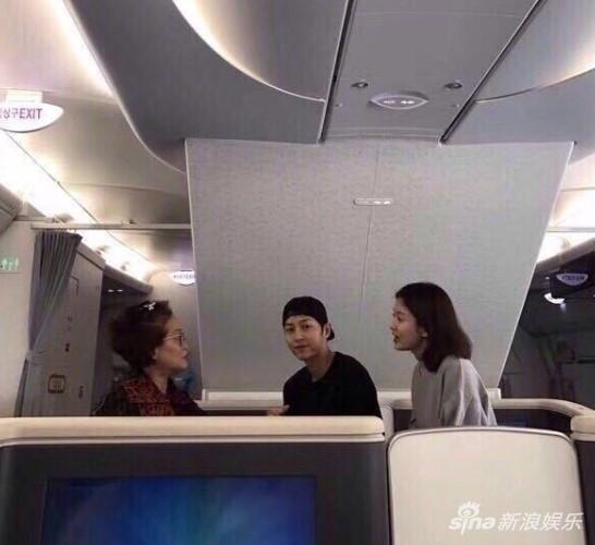 Ngọt ngào trên máy bay, Song Joong Ki và Song Hye Kyo bị fan bắt gặp-1