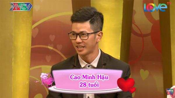 Có ai lại mang hoa có chữ ‘Vu Lan báo hiếu’ tặng người yêu như anh chàng này không?-1