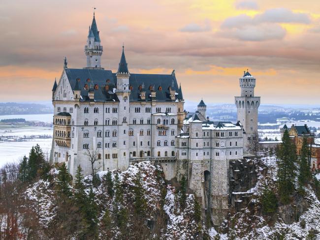 10 lâu đài cổ xa hoa và huyền ảo nhất trên thế giới-1