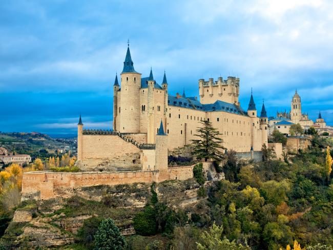 10 lâu đài cổ xa hoa và huyền ảo nhất trên thế giới-6