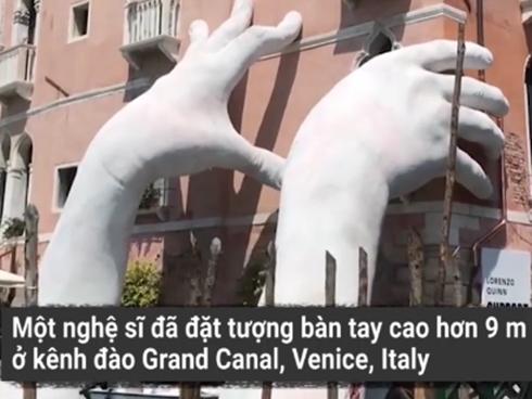 Bàn tay khổng lồ mang thông điệp về biến đổi khí hậu ở Venice