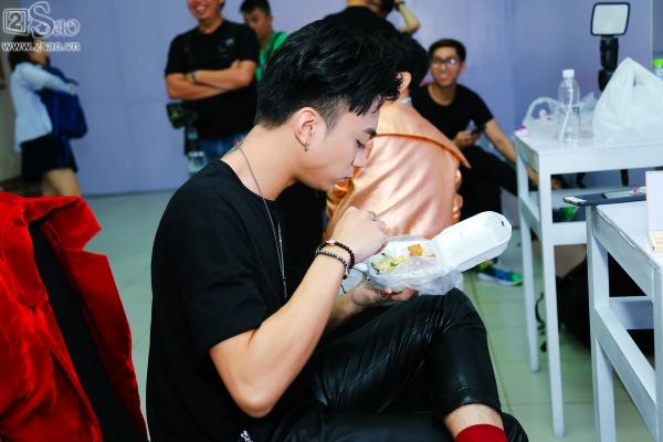 The Voice Kids vòng Đối đầu: Soobin ăn cơm hộp, diện giày đôi 13 triệu với Vũ Cát Tường-3