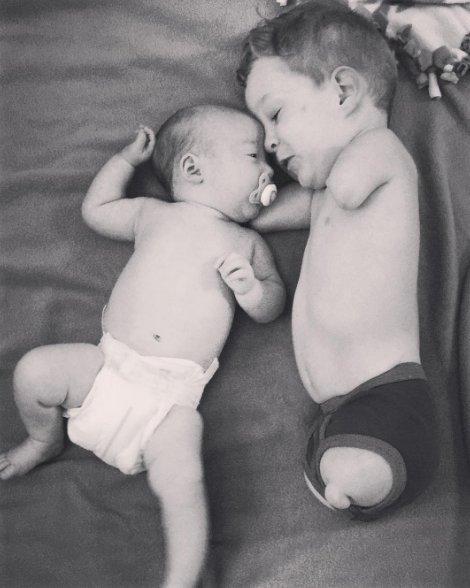 Hình ảnh cậu bé cụt tứ chi chơi cầu trượt khiến ai cũng rớt nước mắt-1