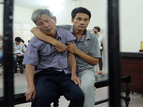 Video: Bị cáo 79 tuổi hiếp dâm bé 3 tuổi gục ngã tại tòa, về nhà vác cả sào quần áo-2