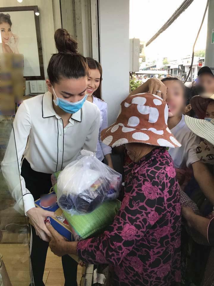 Bị chỉ trích đeo khẩu trang làm từ thiện, Hồ Ngọc Hà nổi đóa: Thích thì tay đôi xem ai hơn ai-1